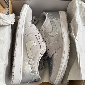 Nike Low-Top Light Gray Sneakers with Silver Accent